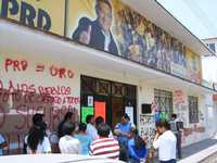 Integrantes de la Asamblea Popular de los Pueblos de Oaxaca bloquean las oficinas de la directiva estatal del Partido de la Revolución Democrática