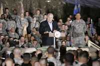 Dick Cheney, ante tropas estadunidenses asentadas en Irak, el 10 de mayo pasado