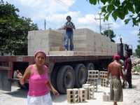 Empleados del municipio de Umán son captados repartiendo materiales de construcción