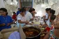 La candidata panista a la alcaldía de Dzemul, Elsi Rivera (al fondo), invitó a los habitantes a sufragar y, de pasada, a comer cochinita pibil en su casa de campaña