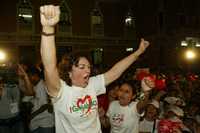 La candidata del PRI a la gubernatura de Yucatán, Ivonne Ortega, y el panista Xavier Abreu celebra ayer en Mérida su presunta victoria electoral