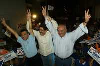 Abreu (acompañado del candidato a la alcaldía de Mérida, César Bojórquez, y del dirigente nacional del PAN, Manuel Espino) celebra ayer en Mérida sus presunta victoria electoral