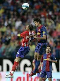 Edmilson, del Barça (derecha) gana el balón al colchonero Gabriel Fernández