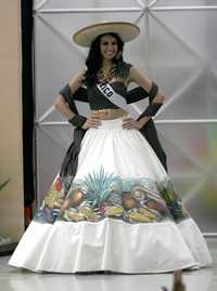 Una de las mujeres que se manifestaron y la mexicana Rosa María Ojeda, a quien le cambiaron el traje típico de cristera por uno con imágenes de productos simbólicos del país