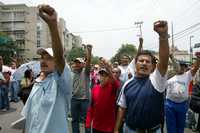 Miembros del CNTE se manifiestan frente a la sede del Partido Acción Nacional