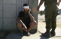 Un palestino detenido por el ejército israelí en el noreste de la franja de Gaza