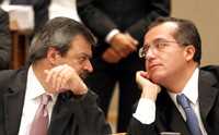 Los consejeros Andrés Albo y Luis Carlos Ugalde durante la sesión extraordinaria del Consejo General del IFE, en la que se aprobaron multas por 99.2 millones de pesos a los partidos por irregularidades durante el proceso electoral de 2006