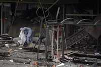 Expertos en explosivos inspeccionan el área donde ayer estalló una bomba frente a un centro comercial de Ankara, Turquía