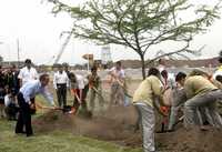 El presidente Felipe Calderón y el secretario de Medio Ambiente y Recursos Naturales, Juan Elvira, plantan un árbol en lo que será el Parque del Bicentenario