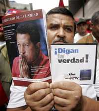 Un simpatizante del presidente venezolano, Hugo Chávez, en una marcha contra la renovación concesionaria al canal RCTV