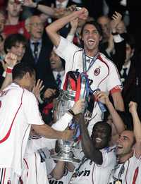 El conjunto milanés festeja el preciado título. Al centro, Paolo Maldini, quien obtuvo su quinto trofeo