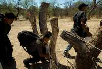 Un grupo de migrantes cruza la frontera en el estado de Sonora, para internarse en territorio estadunidense