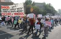 Marcha de trabajadores mineros en protesta por la impunidad de que goza el dueño de Industrial Minera México, Germán Larrea