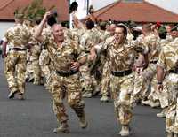 Soldados británicos festejan el regreso a la base de Stirling, Escocia, luego de seis meses de misión en Irak