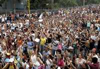 Este viernes miles de estudiantes venezolanos salieron a las calles de Caracas para manifestar su rechazo a la negativa del mandatario Hugo Chávez de no renovar la concesión a la televisora