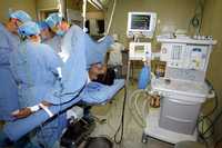 Médicos laboran con equipo de alta tecnología en un quirófano del Hospital General. Imagen de archivo