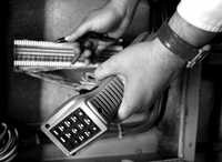 Personal de la PGR muestra un microteléfono usado para interceptar llamadas, en imagen de 2001. En su iniciativa de reforma judicial, Calderón propone el espionaje telefónico como herramienta contra el crimen
