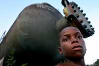 Un niño juega cerca de una instalaci—n de la petrolera Shell en Ogoniland, Nigeria