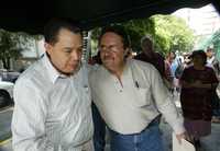 René Arce, dirigente de Nueva Izquierda en el DF, con Ricardo Ruiz, presidente del PRD capitalino, después de que se canceló la sesión del consejo estatal