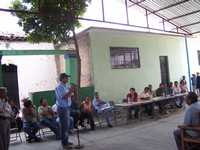 Tomás Iturriaga, gerente de la minera Luismin, ayer, durante la asamblea comunal en el municipio de Eduardo Neri, Guerrero, en la que anunció la cancelación del acuerdo de explotación firmado en marzo de 2006