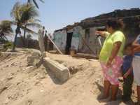 Habitantes de la costa de Tabasco muestran los daños causados por el oleaje