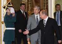 El presidente ruso, Vladimir Putin, recibió en el Kremlin al ministro de Relaciones Exteriores portugués, José Sócrates (a la izquierda), cuyo país presidirá la Unión Europea por seis meses a partir de julio