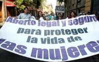 Integrantes de diferentes organizaciones no gubernamentales se manifestaron ayer a favor de las reformas que despenalizan el aborto en el DF