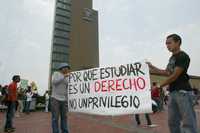 Jóvenes aspirantes a ingresar a bachillerato y licenciatura de la UNAM exigieron frente a la torre de rectoría que se incremente la matrícula en esa casa de estudios