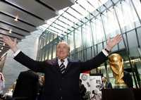 Joseph Blatter, presidente de la FIFA, inauguró la sede principal de la entidad en Zurich, cuyo costo ascendió a unos 200 millones de dólares