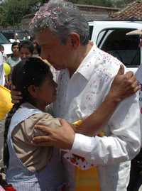 Andrés Manuel López Obrador recibió muestras de afecto durante su gira por algunas regiones del estado de Oaxaca