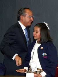 El presidente Felipe Calderón durante la reunión en Los Pinos con integrantes del Parlamento infantil