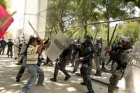 Enfrentamientos entre profesores y policías por el intento de ampliar su campamento en avenida Reforma