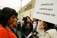 Simpatizantes del Partido Alternativa Socialdemócrata en el Distrito Federal, durante una de las jornadas de volanteo en torno a la legalización del aborto, el 27 de abril pasado