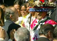 El presidente Calderón saluda a indígenas en el contexto de la presentación del Plan Nacional de Desarrollo, ayer, en Los Pinos