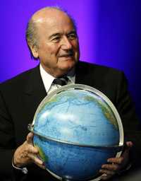 Blatter sostiene un emblema que le entregaron antes de su relección