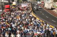 Integrantes de la CNTE intentaron bloquear la salida a Cuernavaca, pero fueron desalojados por la PFP