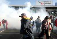 Integrantes de la CNTE que intentaron bloquear la caseta de la autopista México-Cuernavaca fueron repelidos con gases lacrimógenos por elementos de la PFP
