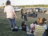 Detención de una familia de inmigrantes mexicanos, el viernes pasado en Laredo, Texas, tras ser interceptada por agentes fronterizos
