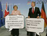 En Berlín, la canciller alemana Angela Merkel y el primer ministro británico Tony Blair posan con mensajes que demandan terminar con la pobreza