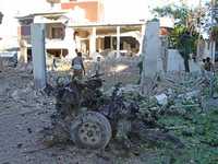 Restos del autobús bomba que estalló en la residencia de Ali Mohamed Gedi, primer ministro de Somalia, en el cuarto atentado que sufre de mayo de 2006 a la fecha