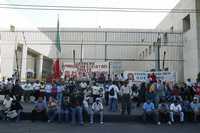 Integrantes de la CNTE durante el bloqueo en las instalaciones del SAT