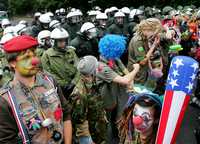La policía alemana rodeó a manifestantes disfrazados de payasos durante una protesta en contra del G-8 en Rostock