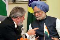 Manmohan Singh, primer ministro de India (a la derecha), recibió ayer en Nueva Delhi al presidente brasileño, Luiz Inacio Lula da Silva, con quien suscribió acuerdos bilaterales sobre exploración petrolera, educación y asuntos aduanales, entre otros