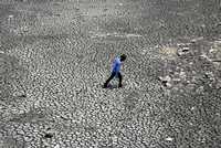 En Hyderabad, India, un pescador camina sobre lo que fue una laguna