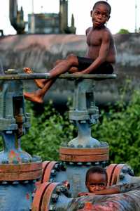 Estación abandonada de Shell en Korokoro, Ogoniland, Nigeria, donde la producción petrolera ha debido detenerse a lo largo del delta del Níger, a causa de las tensiones con habitantes locales que reclaman a la trasnacional reparar los desastres ambientales que ha causado