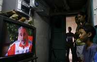 Una familia cubana observa al presidente Fidel Castro que ayer reapareció en televisión
