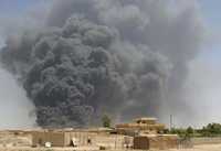 Insurgentes iraquíes hacen explotar un artefacto explosivo en un oleoducto cercano a la ciudad de Baiji