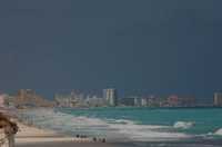 Vista de la playa Delfines, la más concurrida de Cancún. Las autoridades de Quintana Roo investigan si el Fonatur vendió en 2005 cinco hectáreas de esta zona