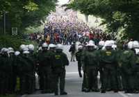 Policías alemanes resguardan la villa Brodhagen ante la marcha de miles de manifestantes contra el G-8 en Heiligendamm