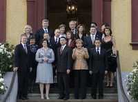 Mandatarios del G-8 y sus cónyugues, en la foto oficial frente al castillo Gut Hohen Luckow, en Heiligendamm, Alemania